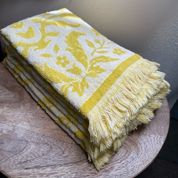 American Vintage Bath Vintage 95s1960s Tastemaker Yellow White Bath